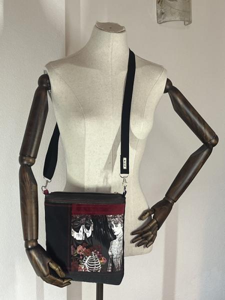 "Flickenwerk II/5" (schwarz-rot) - HEXENMOTIV - Designerstoff von Alexander Henry